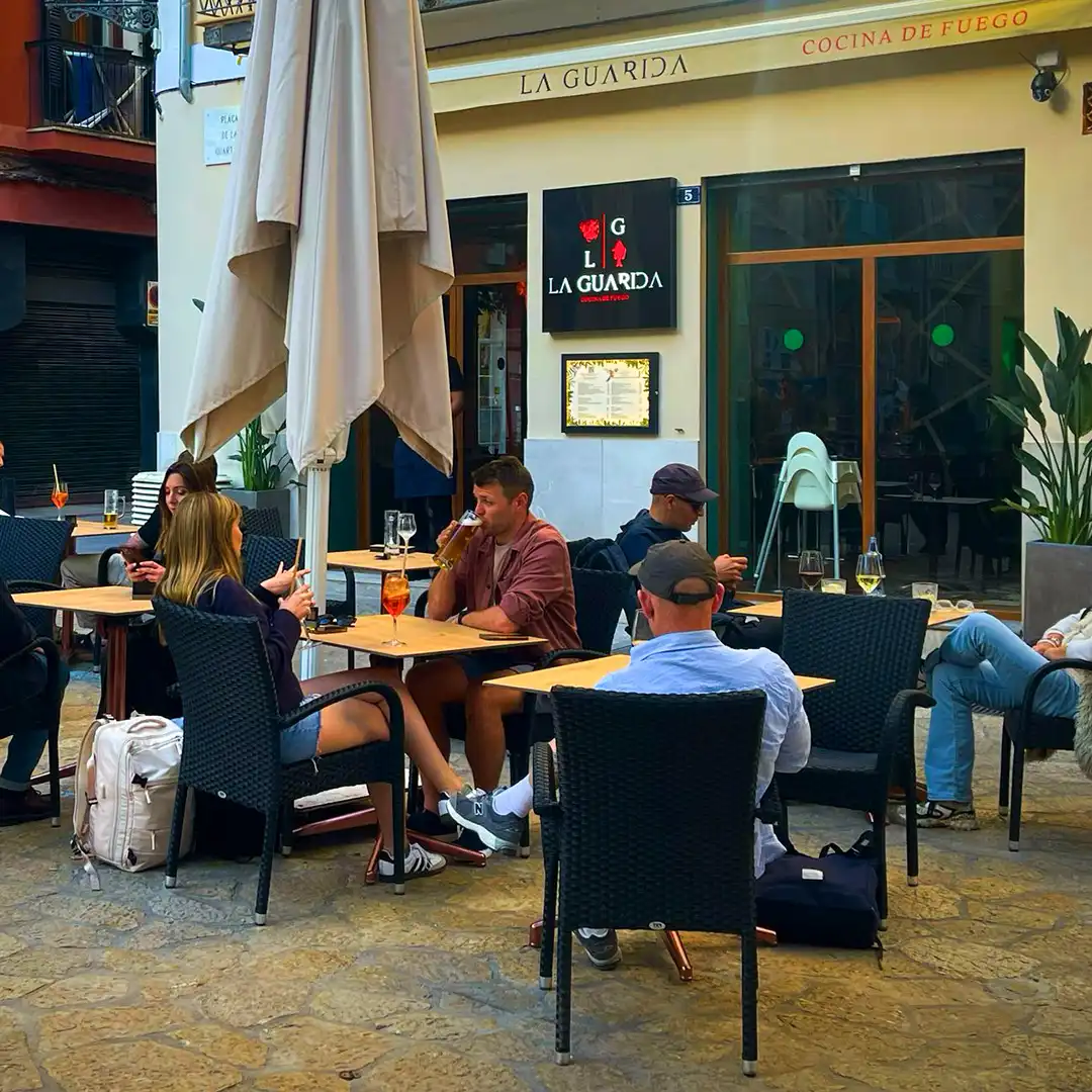 Entrada principal de La Guarida, restaurante fusión en Palma de Mallorca