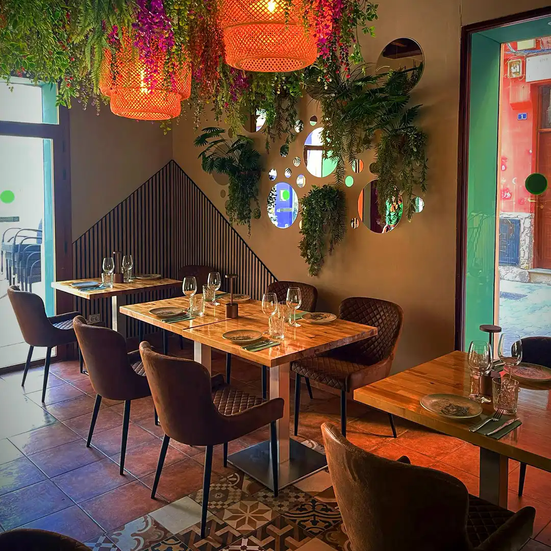 Ambiente acogedor y elegante del restaurante La Guarida en Palma